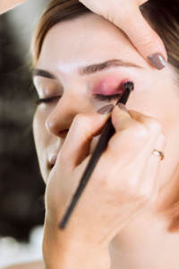 Make-Up-Design-bei-Friseur-Fondis - Foto Freepik
