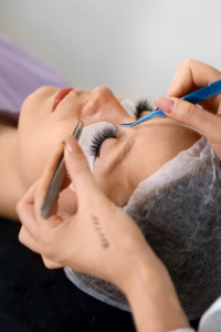 Wimpernverlaengerung eine Dienstleistung von Friseur-Fondis - Foto Freepik